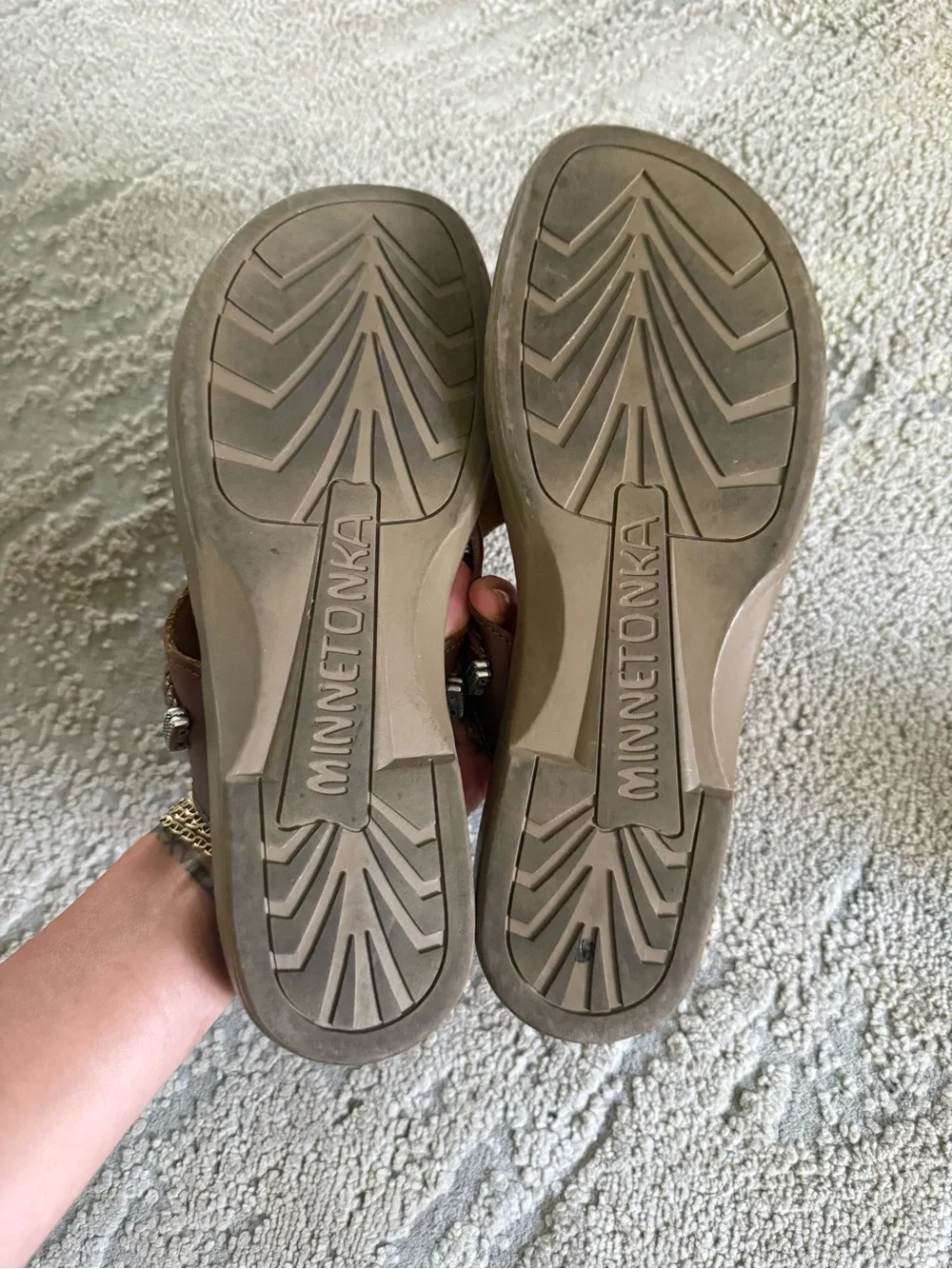Minnetonka Silverthorne 360 thong sandals brown leather straps silver charms 10